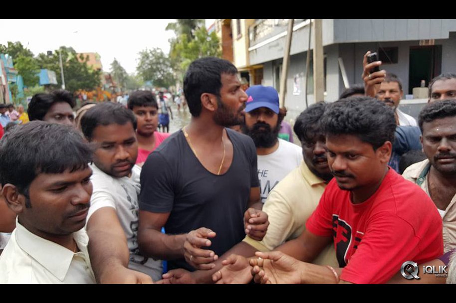 Celebs-at-Chennai-Flood-Relief-Activities